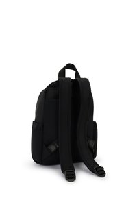 Sac à dos en tissu noir avec des bretelles rembourrées, des poches latérales et une poignée supérieure. Présente une texture lisse et un design minimaliste.
