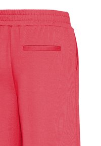 Pantalones con cintura elástica roja, un bolsillo de ojal en la parte trasera y un bolsillo en la costura lateral, fabricados con tela ligera.
