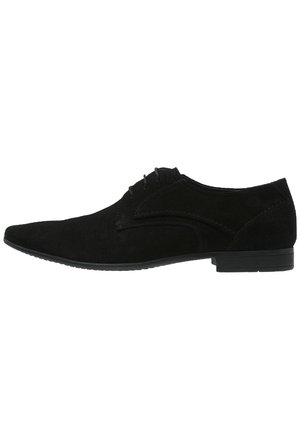 Chaussure habillée pour homme en daim noir à lacets, bout pointu et talon bas, vue de profil extérieur sur fond blanc.