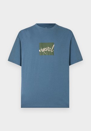 Modré tričko s krátkými rukávy se zeleným čtvercem a bílým kurzívovým logem "ripcurl" uprostřed na hrudi.