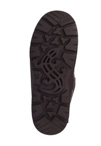 Semelle de chaussure en caoutchouc de couleur brun foncé, présentant un motif de grip texturé avec des formes de feuilles. Taille indiquée : 28. Design durable et fonctionnel.