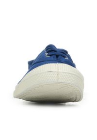 Baskets en toile bleue avec semelle en caoutchouc blanche, présentant un bout rond, une semelle texturée pour l'adhérence et un design classique à lacets.