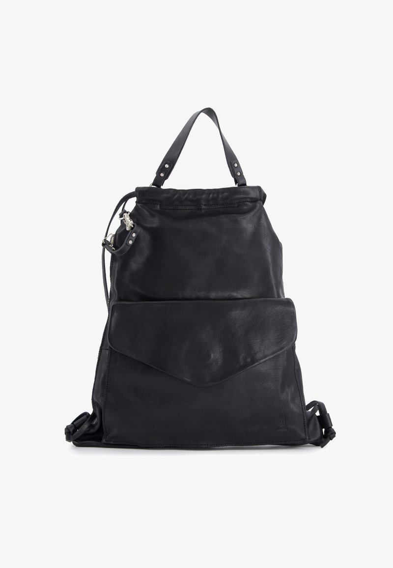 Sort læderrygsæk med en frontlomme med klap, justerbare stropper og et struktureret design. Glat tekstur og minimalistiske detaljer.