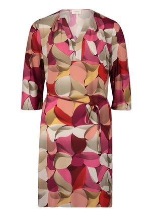 Robe longueur genou avec manches 3/4, col en V, ceinture à la taille et motif abstrait de feuilles dans des tons de rose, rouge, beige et jaune.