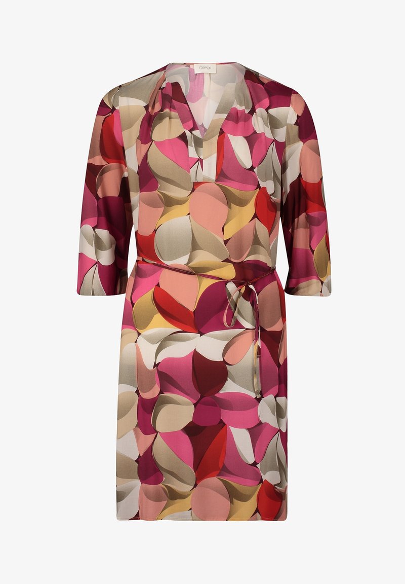 Robe longueur genou avec manches 3/4, col en V, ceinture à la taille et motif abstrait de feuilles dans des tons de rose, rouge, beige et jaune.