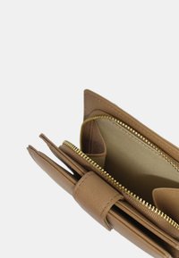 Braune Lederbörse mit Reißverschluss, mehreren Kartenfächern und glatter Textur; goldene Hardware-Akzente sichtbar.