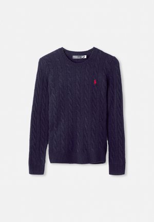 Marineblauwe kabelgebreide trui met lange mouwen, ronde hals, geribbelde zoom en manchetten, met een klein rood logo op de linkerborst.