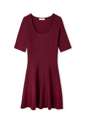 Burgunderfarbenes Kleid aus glattem Stoff, mit Rundhalsausschnitt, kurzen Ärmeln und einem ausgestellten Rock, der unter der Taille endet.