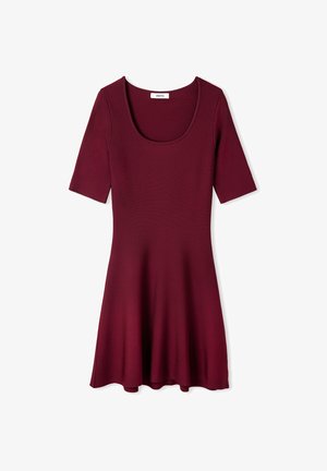 Bordowa sukienka z gładkiego materiału, z okrągłym dekoltem, krótkimi rękawami i rozkloszowaną spódnicą, która opada poniżej talii.