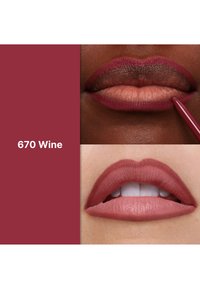 Mattierter Lippenstift in tiefem Weinrot; glatte, gleichmäßige Textur. Zwei Lippenanwendungen gezeigt: eine mit Lippenkonturenstift, Farbton "670 Wine".