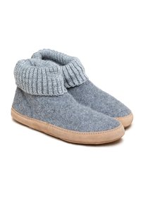 Graue Filzslipper mit einem gerippten Strickbund, weicher Wildledersohle, abgerundeter Zehenpartie und kontrastierenden, tanfarbenen Nähten entlang der Sohlenkante.