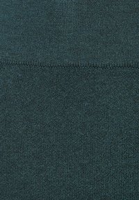 Dunkelblaugrüner gestrickter Stoff mit einem strukturierten Muster, das feine, miteinander verbundene Fasern in einem weichen und gemütlichen Erscheinungsbild zeigt.