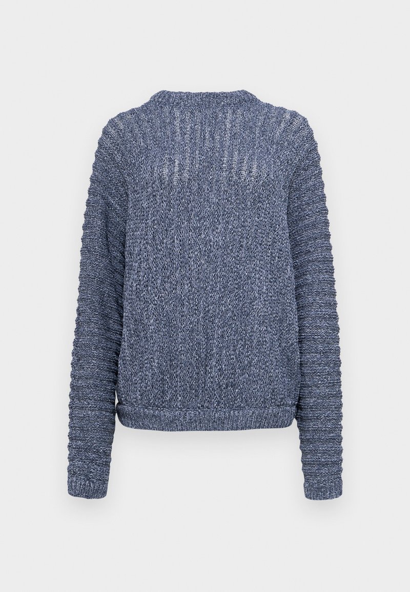 Gebreide donkerblauwe trui met lange mouwen, ribbelstructuur en geweven details langs de schouders en mouwen. Ronde halsontwerp.