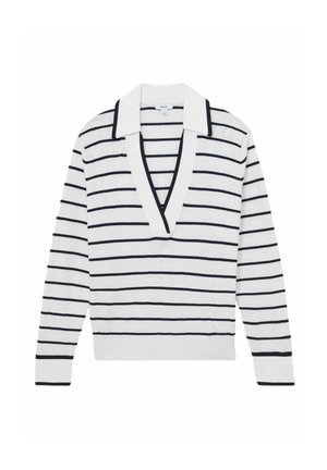 Biely sveter s dlhým rukávom s čiernymi horizontálnymi pruhmi, hlbokým výstrihom do V a širokým golierom.