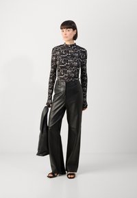 Scotch & Soda ALL OVER PRINTED MOCK NECK LONG SLEEVE - Camiseta de manga larga - black/white