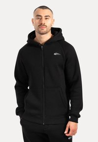 Sort zip-up hættetrøje lavet af glat stof, med en kængurulomme, ribbede manchetter og et lille hvidt logo på brystet.