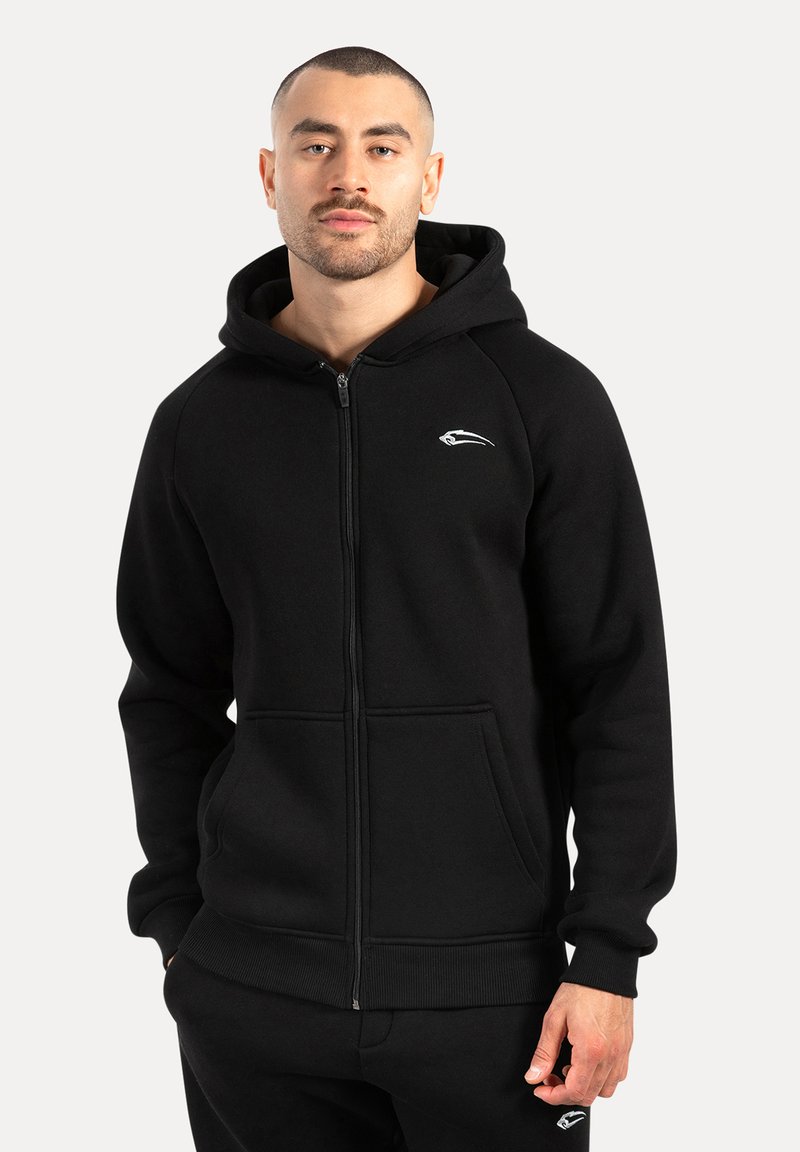 Sort zip-up hættetrøje lavet af glat stof, med en kængurulomme, ribbede manchetter og et lille hvidt logo på brystet.