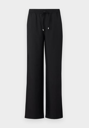 Fekete, bő szárú nadrág puha anyagból, elasztikus derékkal és húzózsinórral, valamint két kis fémbetéttel.