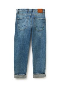 Jean azul claro de mezclilla con diseño de pierna recta, puños enrollados, dos bolsillos traseros y un parche de cuero marrón en la cintura.