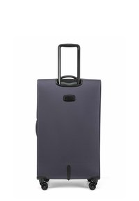Maleta rígida de tela gris oscuro, con un mango retráctil negro, cuatro ruedas giratorias y una superficie texturizada con un detalle de logo.