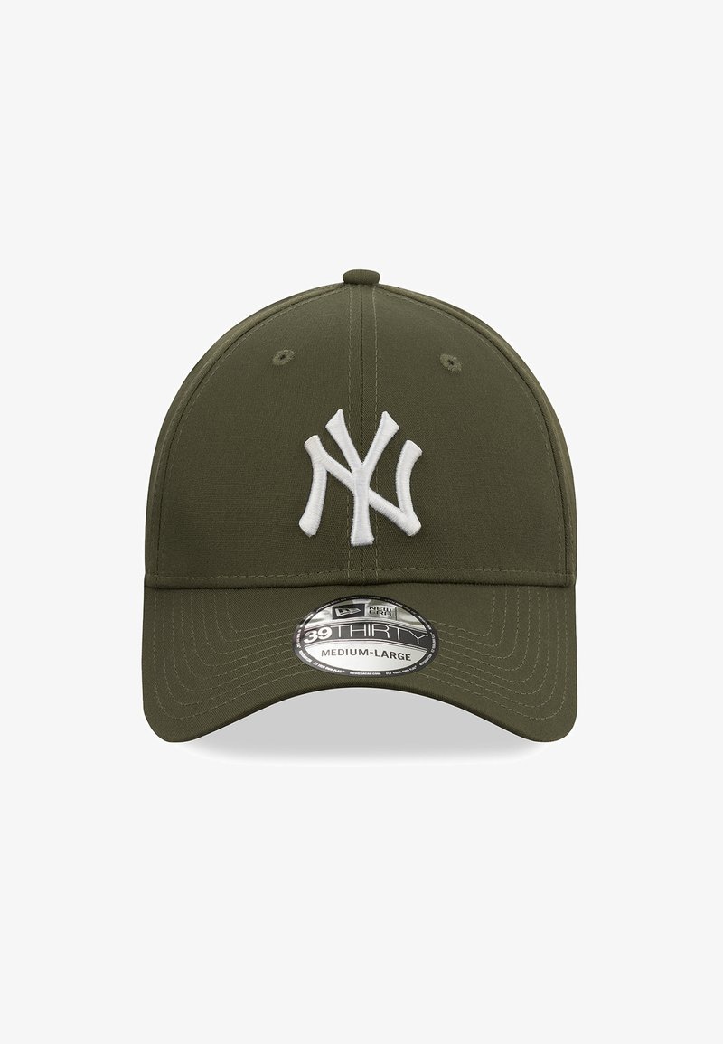 Ελιόχρωμο καπέλο από ύφασμα με δομημένο σχέδιο. Διαθέτει λευκό κεντητό λογότυπο και καμπυλωτό γείσο. Ετικέτα που υποδεικνύει μέγεθος μεσαίου-μεγάλου.