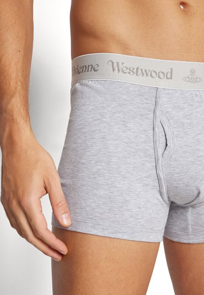 Sive bombažne bokserice z oprijetim krojem, ki imajo svetlo sivo elastiko z napisom "Vivienne Westwood". Gladka tekstura brez vidnih vzorcev.