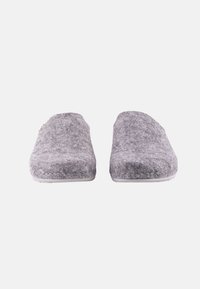 Grijze zachte pantoffels met een afgeronde neus, een zachte textuur en platte witte zolen, voorzien van een naadloze constructie en een minimalistische stijl.