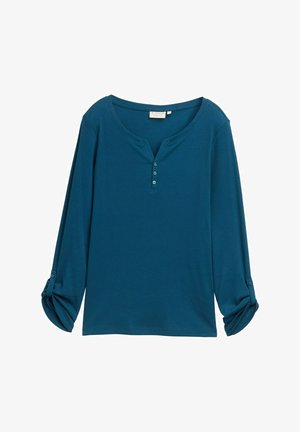 Teal langärmliges Shirt mit Rundhalsausschnitt, drei Knöpfen auf der Brust und hochgekrempelten Ärmeln mit Knopfverschluss.