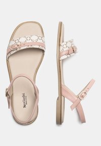 Sandalias de cuero rosa con una amplia correa con un patrón geométrico, correa para el tobillo ajustable con hebilla decorativa y una plantilla suave.