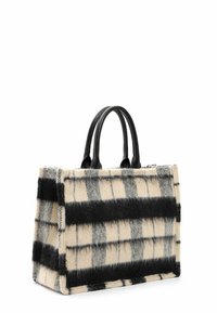 Sac fourre-tout rectangulaire avec un motif à carreaux noir et crème, une texture douce et pelucheuse, et deux poignées en cuir noir.