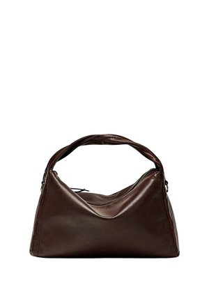 Borsa a mano in pelle marrone scuro con una forma morbida e rilassata e una maniglia corta e arrotondata, con chiusura con cerniera sulla parte superiore.