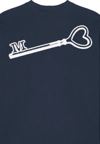 Sweatshirt marine avec un design de clé brodé en blanc, comportant une boucle en forme de cœur et la lettre "M" au dos. Texture lisse, coupe décontractée.