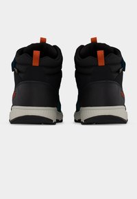 Μαύρα ψηλά αθλητικά παπούτσια με τόνους τιρκουάζ, διαθέτουν πορτοκαλί λουράκι έλξης, υφή υφάσματος και λευκή και μαύρη καουτσούκ σόλα.