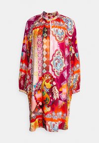 Väriä ja kuvioita sisältävä mekko, jossa on korkea kaulus, kolmanneksen mittaiset hihat ja väljä malli. Valmistettu kevyestä kankaasta, jossa on eloisia sävyjä.