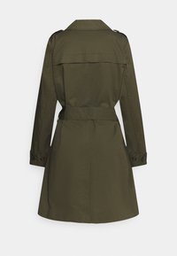 Oliwkowy trench z paskiem w talii, długimi rękawami i wentylacją z tyłu. Wykonany z lekkiego materiału z guzikami ozdobnymi.