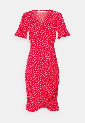 Rotes Blumen Kleid mit kurzen, ausladenden Ärmeln, einem V-Ausschnitt, Wickeldesign und einem gerafften Saum. Kleines Muster mit weißen Blumen über das gesamte Kleid.