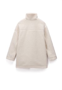 Pullover de fleece em bege claro com gola alta, mangas longas e superfície texturizada. Detalhe de costura na parte superior das costas.