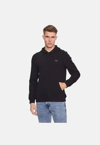 Sudadera negra de algodón, con un bolsillo delantero, capucha ajustable con cordón y un pequeño logo en el pecho. Corte casual.