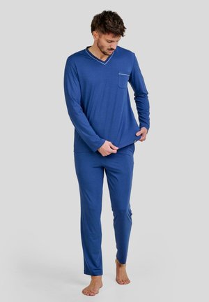 Conjunto de pijama para hombre de color azul, hecho de una tela suave; parte superior de mangas largas con cuello en V y bolsillo, combinada con pantalones ajustados.