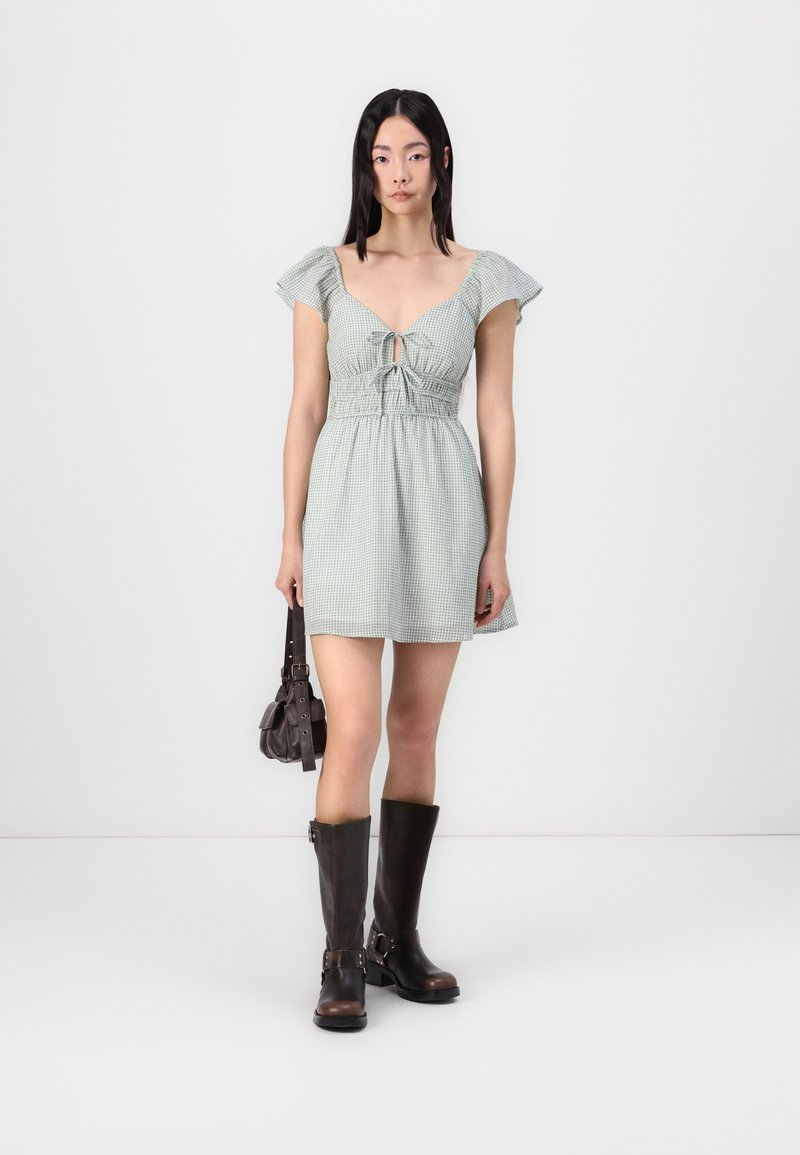 Hollister Co. Flutter Sleeve Double-Tie Skort Dress - Day dress - pastry/green - Zalando Hollister Co. Flutter Sleeve Double-Tie Skort Dress - Day dress - pastry/green - Zalando