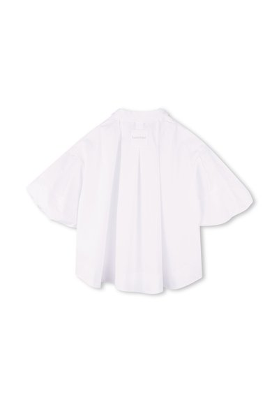 Blouse blanche à manches courtes avec un dos plissé, présentant un col classique et une texture lisse et crispée. Étiquette logo visible au niveau du col.