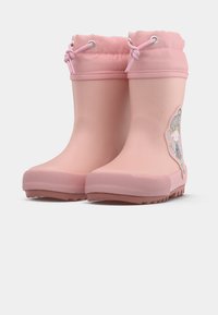 Un paio di stivali da pioggia rosa per bambini con orli con coulisse e design di personaggi delle fate sul lato, su uno sfondo bianco.