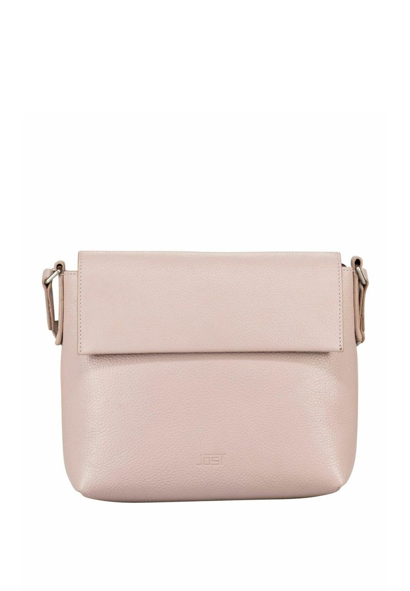 Sac bandoulière en cuir rose avec fermeture à rabat, design minimaliste, surface texturée et bandoulière amovible. Présente un marquage discret.