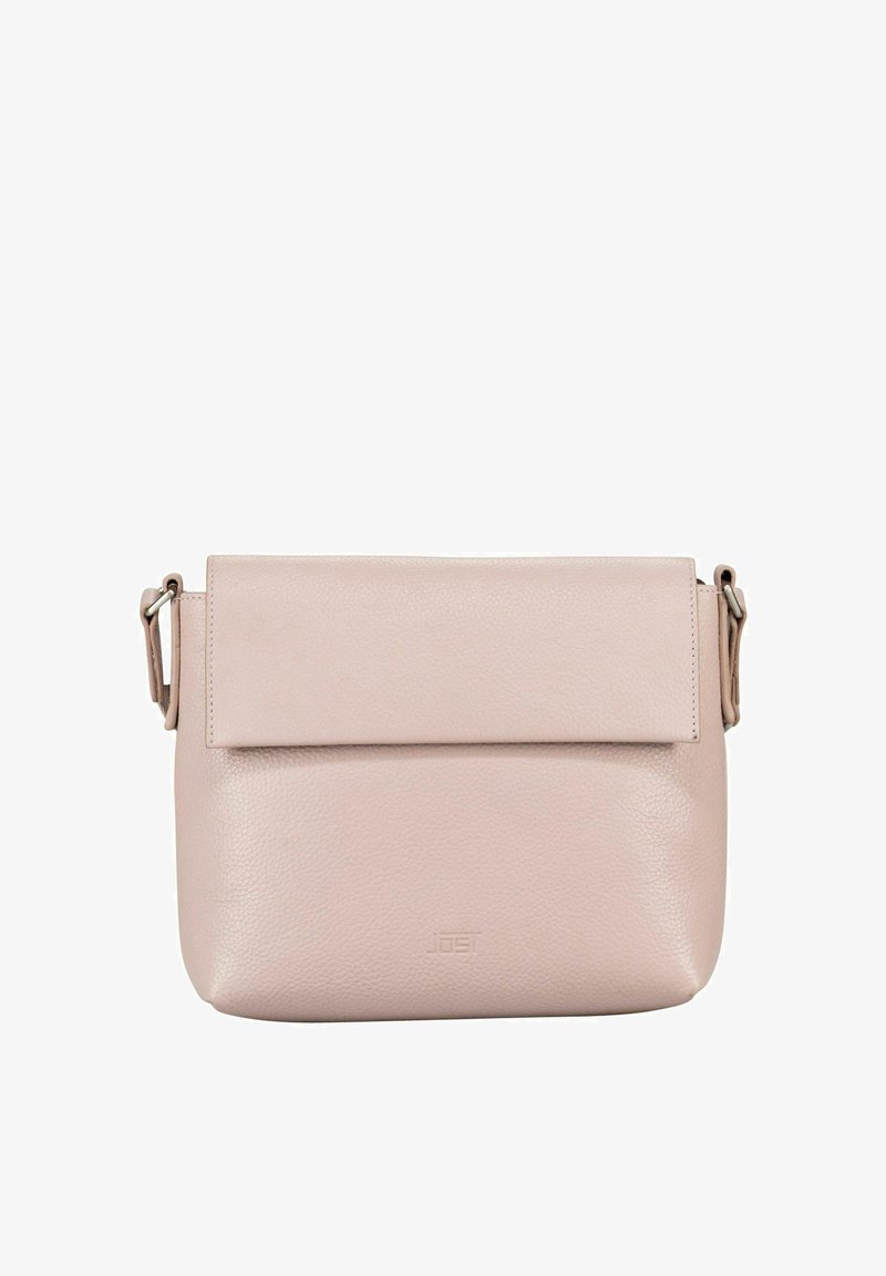 Sac bandoulière en cuir rose avec fermeture à rabat, design minimaliste, surface texturée et bandoulière amovible. Présente un marquage discret.