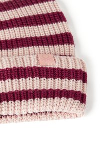 Cappello lavorato a maglia con strisce alternate di bordeaux e beige, con una finitura testurizzata e una piccola etichetta logo rosa sul polsino.