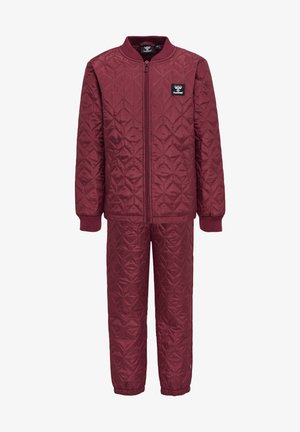 Bordeaux quiltet træningsdragt med en lynlåslukket bomberjakke med ribbede manchetter og matchende bukser med elastisk talje og tapered ben.