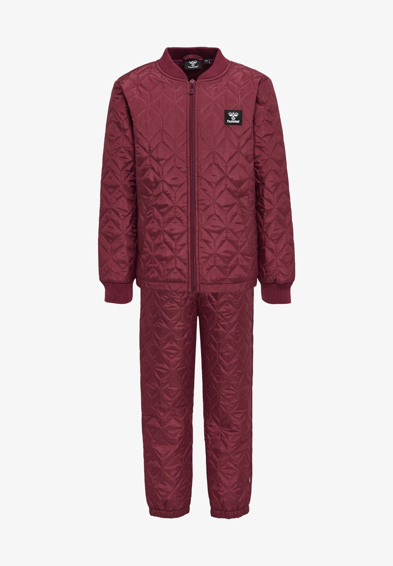 Burgundowy pikowany dres składający się z kurtki bomberki na zamek z ściągaczami oraz pasujących spodni z elastycznym paskiem i zwężanymi nogawkami.