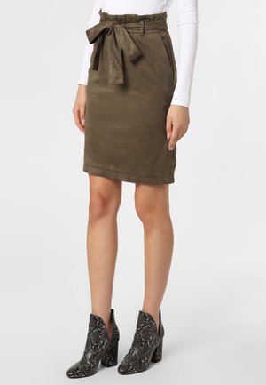 Falda lápiz de ante verde oliva con cintura atada, bolsillos laterales y dobladillo justo por encima de la rodilla, combinada con botas de tacón con estampado de serpiente negro.