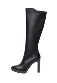 Botte en cuir noir montée jusqu'au genou avec un design épuré, bout pointu, talon aiguille haut et un logo visible sur le côté.
