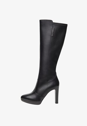 Stivale in pelle nera al ginocchio con un design elegante, punta affusolata, tacco a spillo alto e dettaglio del logo visibile sul lato.